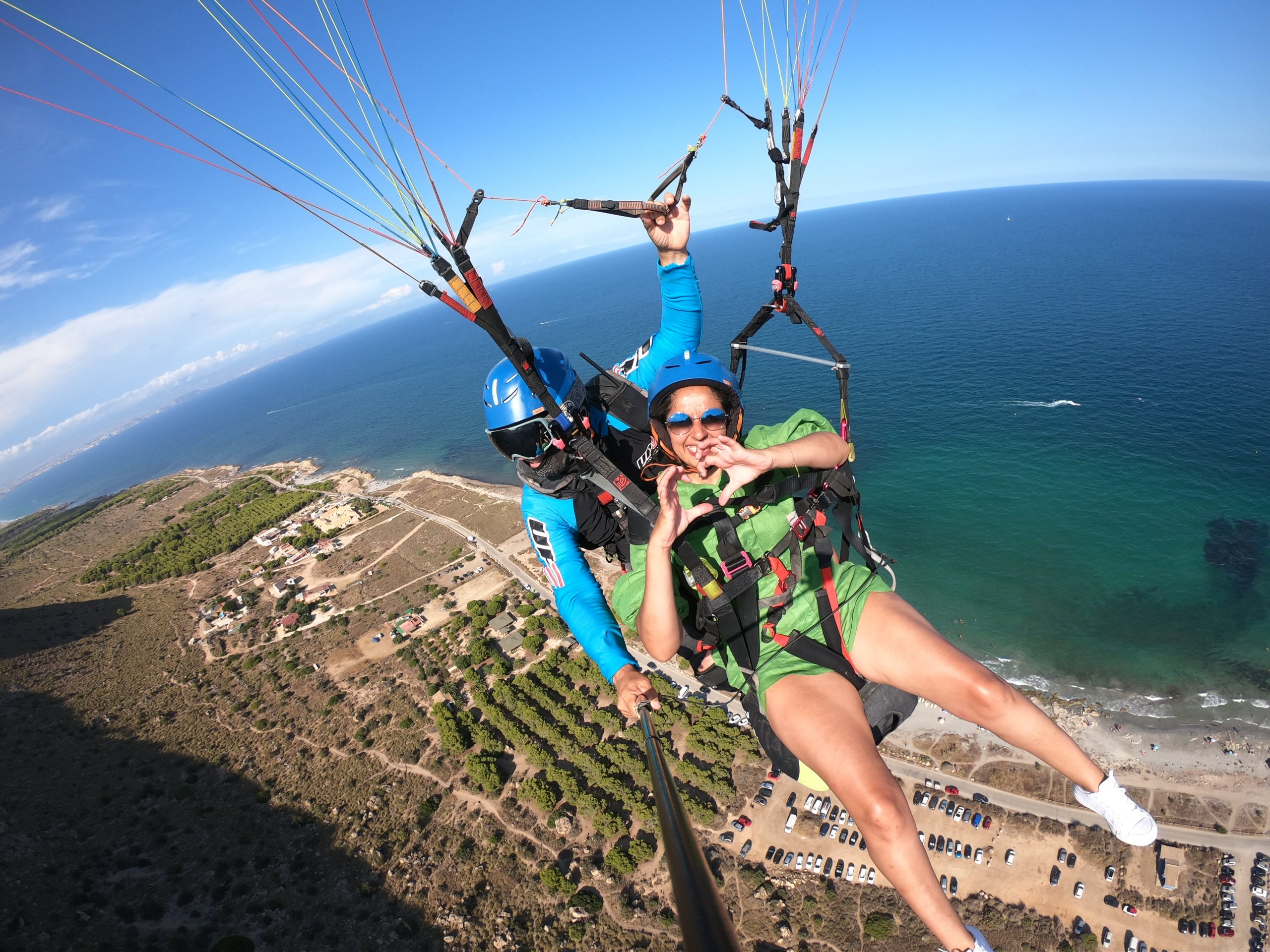 Persona volando en parapente sobre las playas de Santa Pola con vistas al mar Mediterráneo