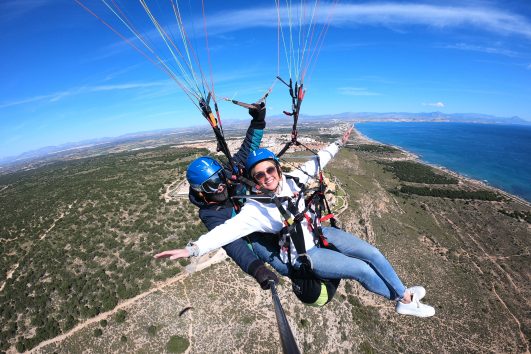 Turista volando en parapente en Santa Pola