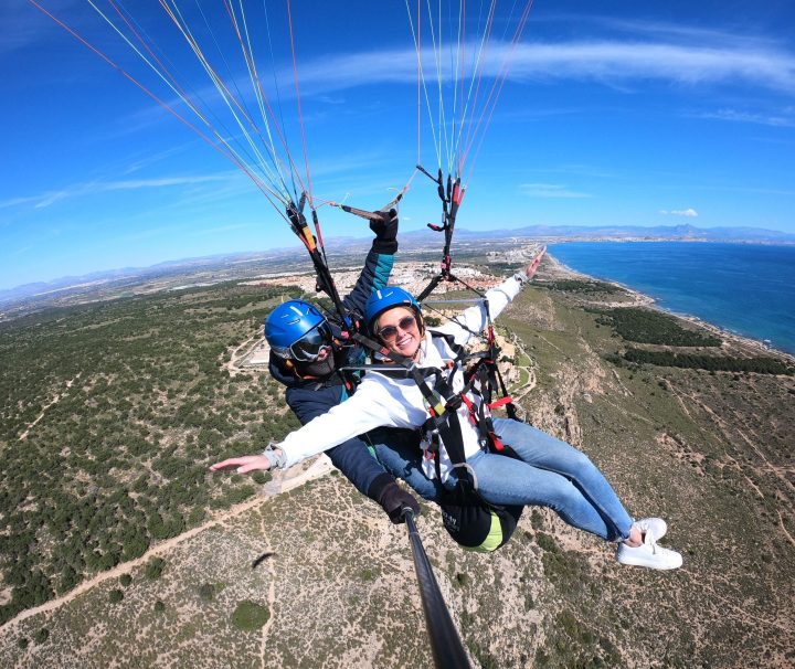 Turista volando en parapente en Santa Pola