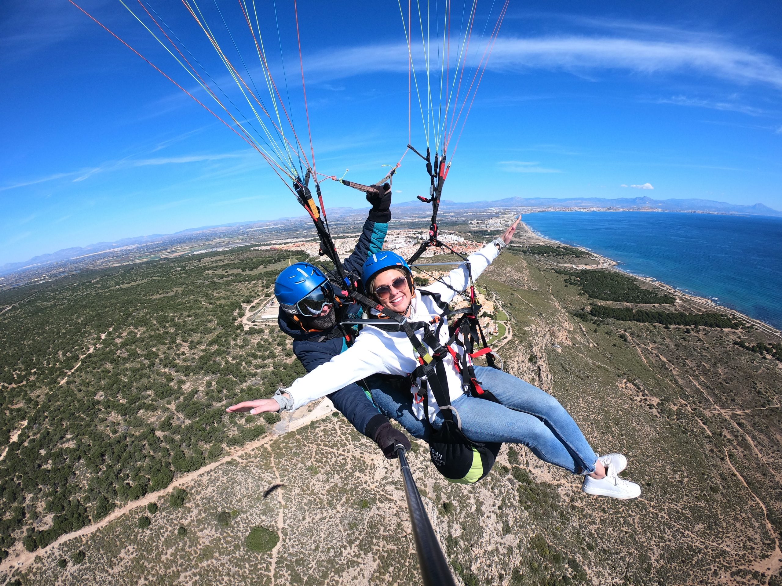 Turista volando en parapente en Santa Pola