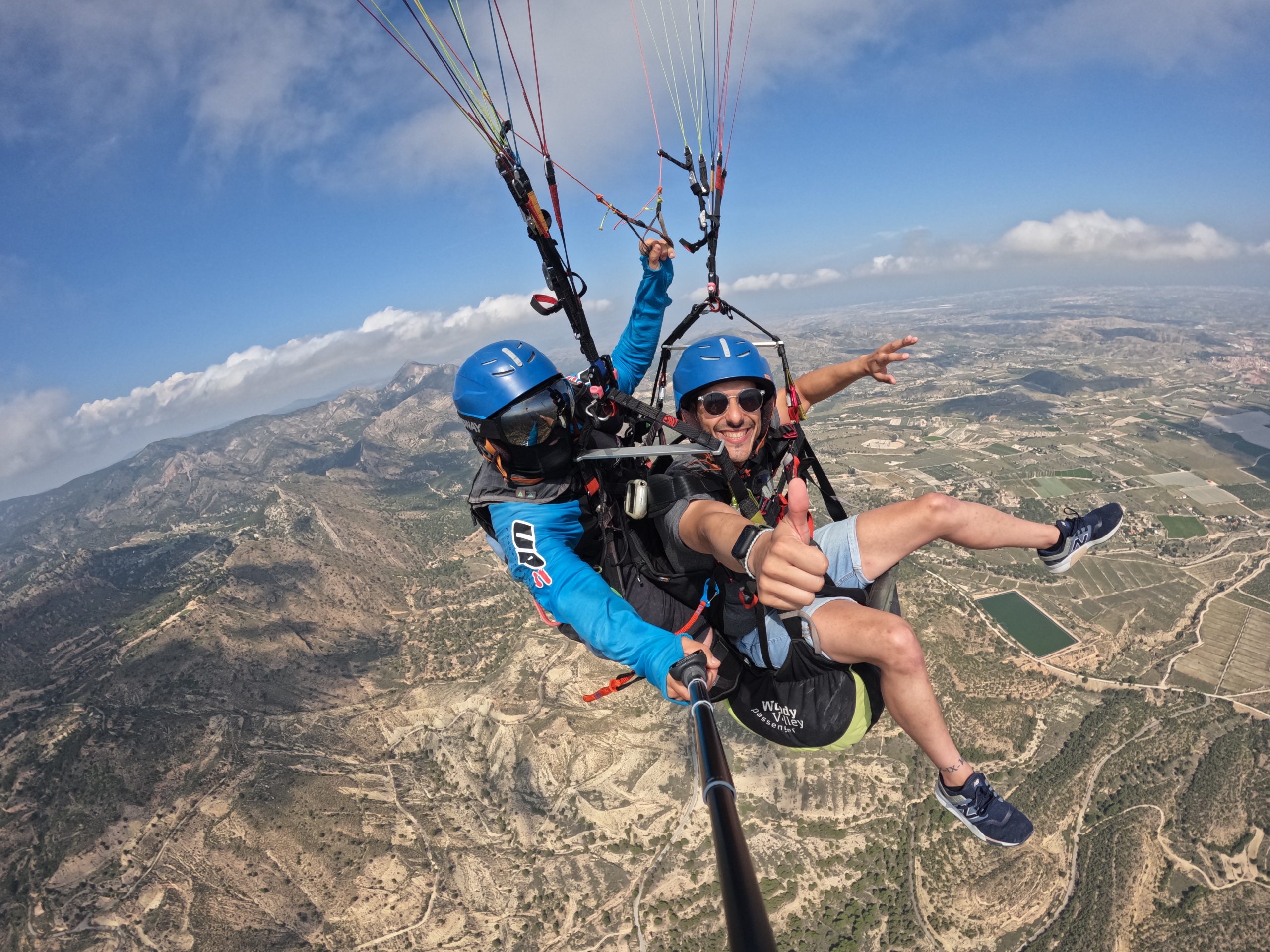 turista volando parapente en Alicante