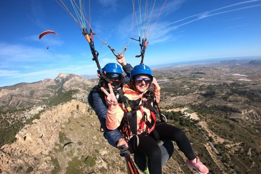 Estudiante del curso de piloto volando con el paquete premium