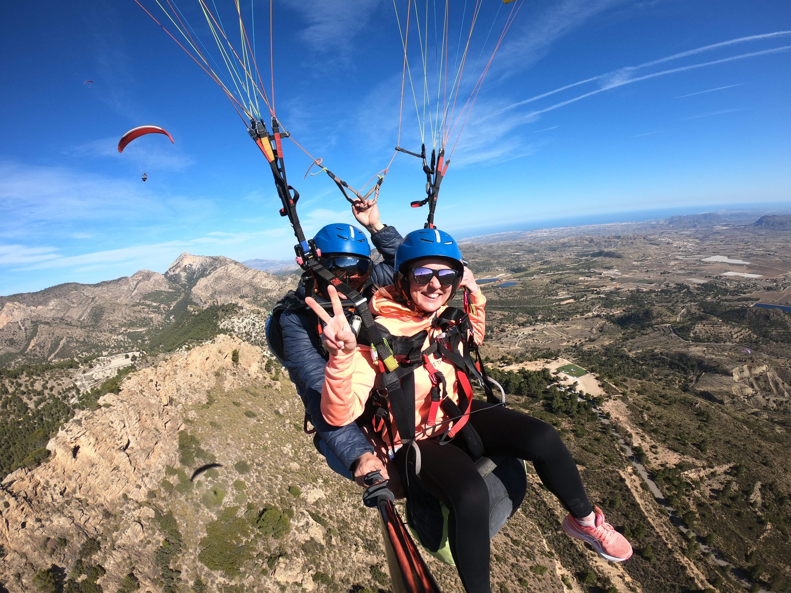 Estudiante del curso de piloto volando con el paquete premium