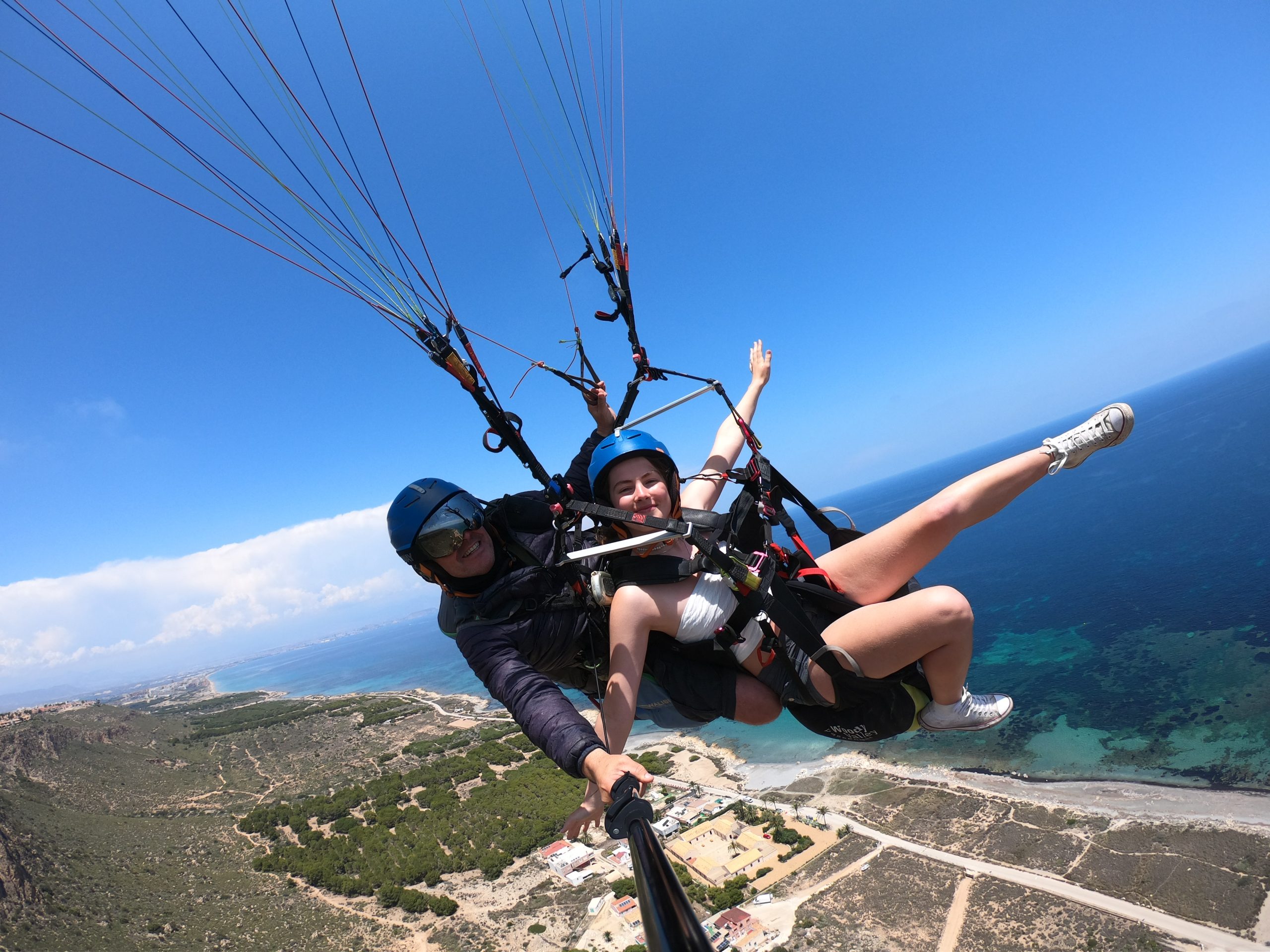 Turista volando parapente en Santa Pola