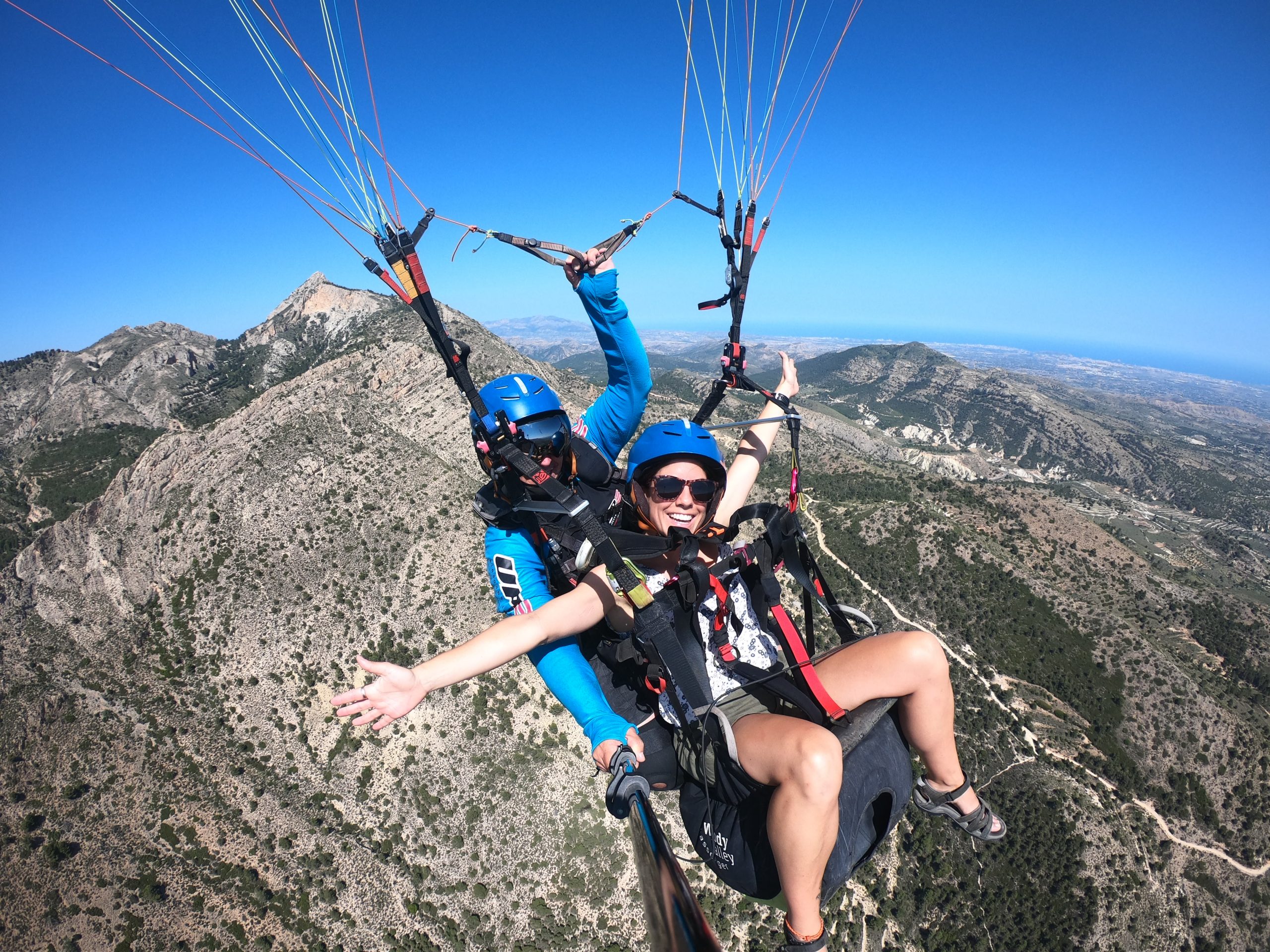 Turista volando en las montañas de Alicante
