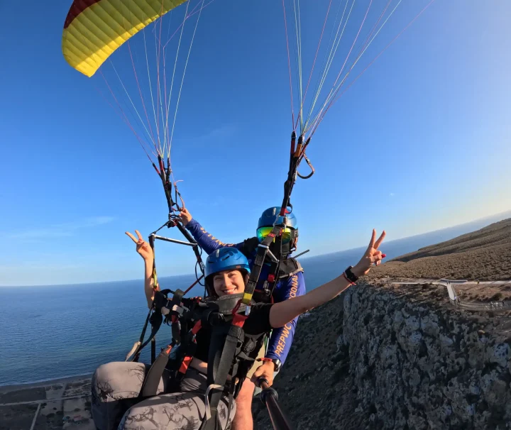 turista volando parapente en Santa Pola y Alicante, paquete Estandar